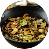 Champignons et feuilles de laurier cuisinés
